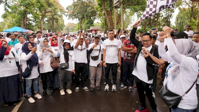 Wakil Ketua DPRD Sulsel, Darmawangsyah Muin menggelar jalan sehat bersama ribuan alumni Stemzha Makassar atau STM 1 Makassar yang kini berganti nama menjadi SMK 2 Makassar, Minggu (4/6/2023). (Foto: Istimewa)