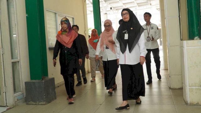 Anggota DPRD Sulsel, Sri Rahmi saat melakukan sidak di RSUD Haji Makassar, Jalan Dg Ngeppe, Rabu (7/6/2023). (Foto: Istimewa)