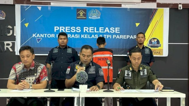 Kanim Kelas II TPI Parepare melakukan deportasi kepada warga negara Malaysia karena ditemukan melanggar. (Dok. Kanwil Kemenkumham Sulsel)