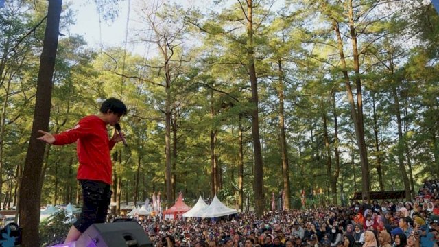 Band Gigi saat tampil menghibur pengunjung Beautiful Malino 2019 di Kawasan Hutan Pinus Malino. Tahun ini penyelenggara event wisata tahunan ini akan kembali digelar dengan tema "Happiness". (Dok. Instagram Disparbud Gowa @beautifulmalino)