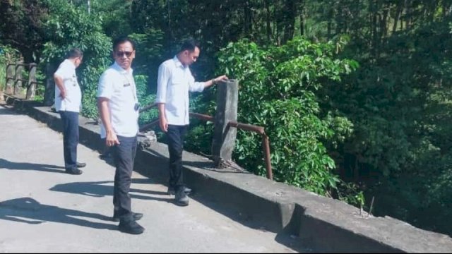 Ket : Kabid Bina Marga Dinas PUPR Parepare, Widin Wijaya bersama tim saat meninjau Jembatan Hikmah dan Jalan Persatuan (Istimewa)