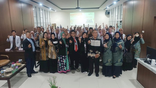 Ket : Manajemen RS Andi Makkasau Parepare berfoto bersama Tim Survei KARS sebelum melakukan proses Akreditasi (Foto : Mulyadi Ma'ruf / Republiknews.co.id)