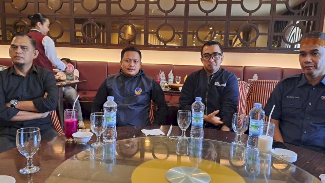 Kepanitiaan orientasi dan bimtek bacaleg DPW NasDem Sulsel memberikan penjelasan terkait agenda kegiatan tersebut di Hotel Claro, Jl AP Pettarani, Makassar, Rabu (21/6/2023). (Foto: Istimewa)