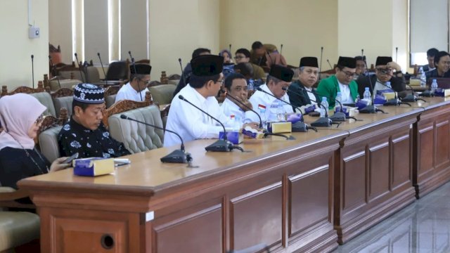Suasana RDP bersama pemilik dan pengelola pesantren di Gedung Tower DPRD Sulsel, Selasa (10/1/2023). (Foto: Istimewa)