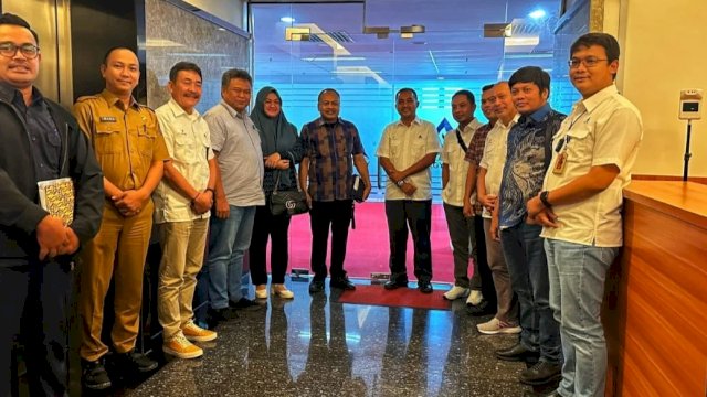 Kunjungan Pansus Pembahas Ranperda Pendirian PT Sulsel Andalan Energi melakukan konsultasi ke Kantor Pusat Energy Equality Epic Sengkang (EEES) Pty Ltd di Jakarta, Senin (16/1/2023). (Foto: Istimewa)