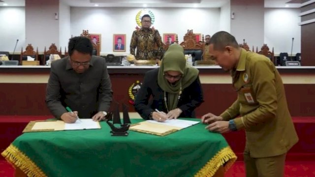 DPRD Sulsel mengesahkan dua ranperda dalam rapat paripurna yang digelar pada Senin (6/3/2023). (Foto: Istimewa)