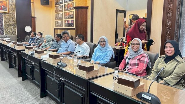 Rombongan Bapemperda DPRD Sulawesi Selatan melakukan kunjungan kerja ke DPRD Jawa Timur di Surabaya, Jumat (10/3/2023). (Foto: Istimewa)