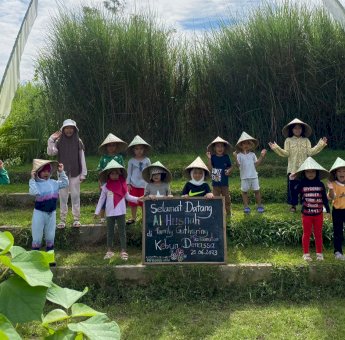 Tanam Padi dan Tangkap Ikan, Cara PAUD Al Husna Rayakan Penamatan Santri