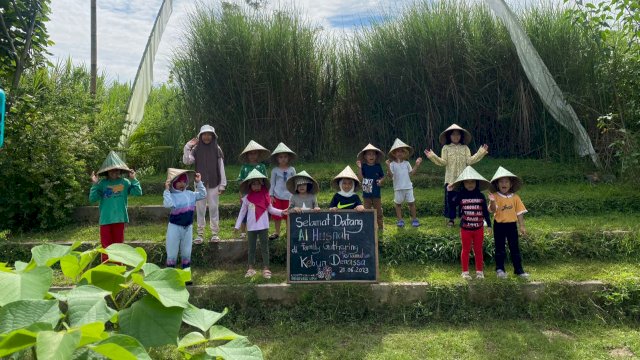 Suasana penamatan santri Taman Pendidikan Anak Al Husna Makassar di Kebun Wisata Denassa, Bontonompo, Gowa, Minggu (25/6/2023). (Foto: Istimewa)