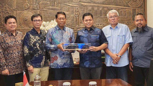 Direksi PT Sulsel Citra Indonesia (Perseroda Sulsel) melakukan silaturahmi dengan Direktur Utama dan Direktur Niaga PT KAI (Persero), Selasa (27/6/2023). (Foto: Istimewa)