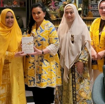 Buku Karya Ketua PKK Parepare Erna Rasyid Taufan Diserahkan kepada Ketum IIPG Pusat
