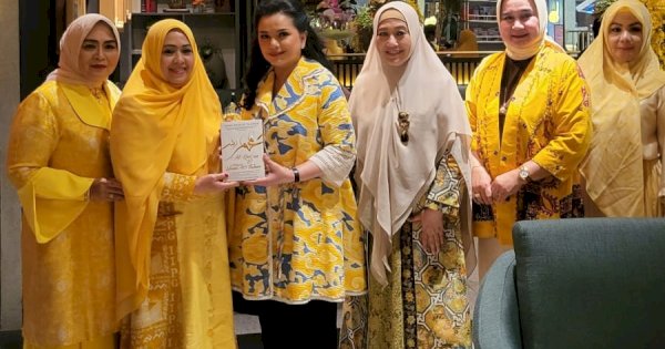 Buku Karya Ketua PKK Parepare Erna Rasyid Taufan Diserahkan kepada Ketum IIPG Pusat