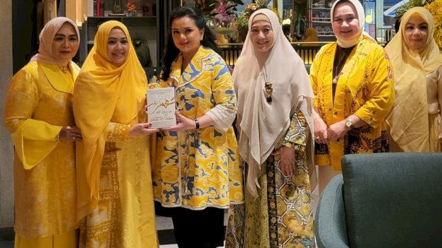 Buku Karya Ketua PKK Parepare Erna Rasyid Taufan Diserahkan kepada Ketum IIPG Pusat