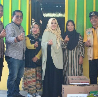 Ketua PKK Parepare Erna Taufan Berikan Bantuan Perlengkapan Dapur ke Warga Bacukiki