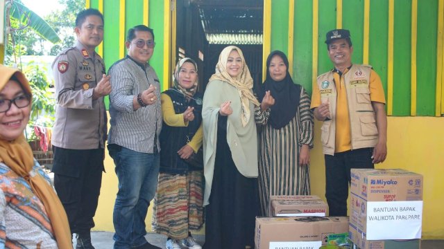Ketua PKK Parepare Erna Taufan Berikan Bantuan Perlengkapan Dapur ke Warga Bacukiki