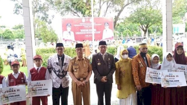 Pemkot Parepare Berikan Penghargaan Murid dan Guru Berprestasi