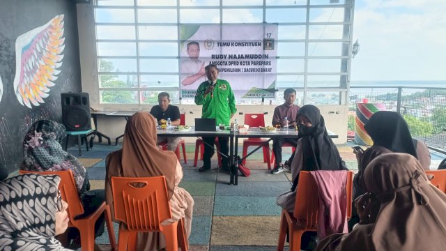 Ket : Ketua Komisi I DPRD Parepare, Rudy Najamuddin menggelar temu konstituen (Foto : Mulyadi Ma'ruf / Republiknews.co.id)