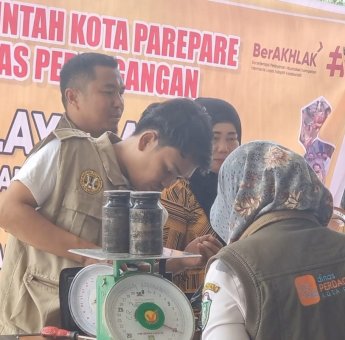 Disdag Pemkot Parepare Lakukan Pengawasan Alat Ukur Timbangan di Pasar Sumpang
