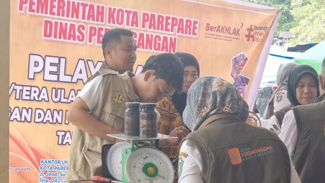 Disdag Pemkot Parepare Lakukan Pengawasan Alat Ukur Timbangan di Pasar Sumpang