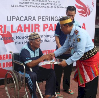 Hari Lahir Pancasila, Kalapas Parepare Serahkan Remisi untuk WBP Lansia