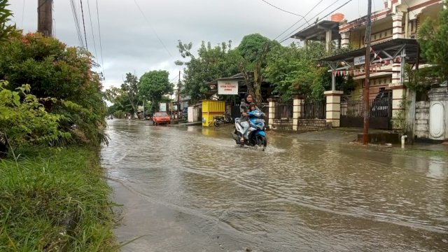 Banjir di Jalan Jenderal Sudirman, Kecamatan Sinjai Utara, Kabupaten Sinjai saat Dilalui Warga.