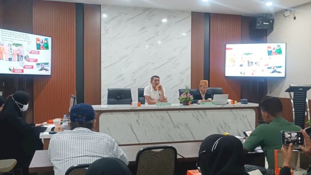 Ket : Wakil Direktur Bidang Pelayanan, Ibrahim Kasim bersama Ketua Dewas RSUD Andi Makkasau, Minhajuddin Ahmad