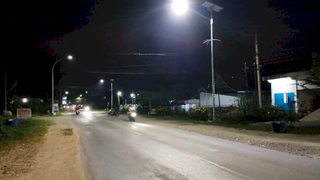 Suasana Jalan poros trans sulawesi yang ada di Kelurahan Baliase Kabupaten Luwu Utara.