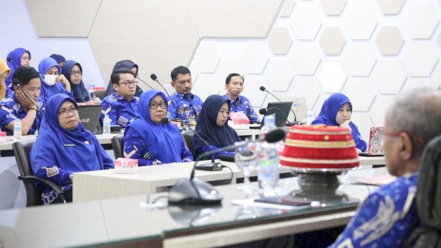 Puluhan pejabat PPID Kabupaten Gowa saat mengikuti Monitoring dan Evaluasi (Monev) PPID Kabupaten Gowa, di Baruga Karaeng Pattingalloang, Kantor Bupati Gowa, kemarin. (Dok. Humas Gowa)