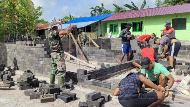 FABA yang dimanfaatkan PT PLN diolah menjadi batako dan dimanfaatkan untuk membangun rumah bagi Prajurit TNI di Maumere, Nusa Tenggara Timur. (Dok. Humas PLN UIP Sulawesi)