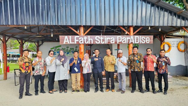 Tim Kanwil Kemenkumham Sulsel saat melakukan peninjauan Wisata Pantai Al Fath Stira ParADIse, di Kampung Serang, Kelurahan Data, Kecamatan Duampanua yang akan dipersiapkan menjadi Kawasan Karya Cipta di Wilayah Sulawesi Selatan, kemarin. (Dok. Humas Kanwil Kemenkumham Sulsel)