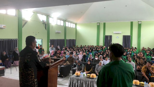 Kanwil Kemenkumham Sulsel saat melakukan Sosialisasi Kekayaan Intelektual, di Institut Agama Islam Negeri (IAIN) Kabupaten Bone, kemarin. (Dok. Humas Kanwil Kemenkumham Sulsel)