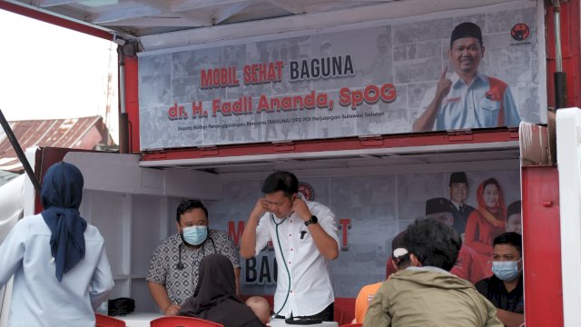 Kepala Baguna PDIP Sulsel dr Fadli Ananda saat menghadiri Pengobatan Gratis Badan Penanggulangan Bencana (Baguna) PDIP Sulawesi Selatan, di Kelurahan Banta-bantaeng, Kota Makassar, Minggu (11/06). (Dok. Istimewa)