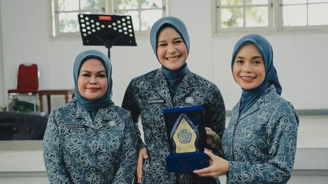Ketua TP PKK Kabupaten Gowa Priska Paramita Adnan bersama Wakilnya Musaddiyah Rauf saat melakukan kunjungan di Provinsi Jawa Tengah dan diterima langsung Ketua TP PKK Provinsi Jawa Tengah, Atikoh Ganjar Pranowo, di Puri Gedeh, Rumah Dinas Gubernur Jawa Tengah, Kota Semarang, kemarin. (Dok. Humas Gowa)