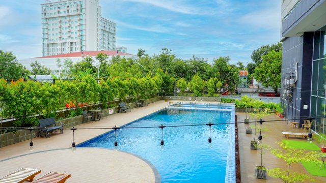 Suasana kolam renang yang ada di Mercure Makassar Nexa Pettarani. Sepanjang libur lebaran pihak manajemen hotel menyiapkan suasana berenang yang diisi dengan berbagai permainan bagi anak-anak. (Dok. Mercure Makassar)