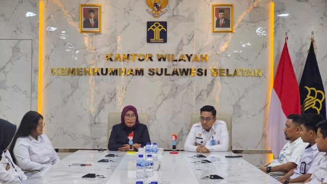 Kepala Divisi Administrasi Kanwil Kemenkumham Sulsel Indah Rahayuningsih saat memimpin Rapat Monitoring dan Evaluasi Pelaksanaan Kebijakan Keterbukaan Informasi Publik, di Ruang Rapat Pimpinan Kanwil Kemenkumham Sulsel, kemarin. (Dok. Humas Kanwil Kemenkumham Sulsel)
