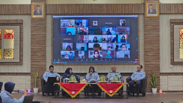 Tim Kanwil Kemenkumham saat melakukan Sosialisasi Layanan Bantuan Hukum dan Pelayanan Komunikasi Masyarakat untuk Wujudkan Akses Keadilan melalui Layanan Bantuan Hukum Gratis, di Rutan Sidrap, kemarin. (Dok. Humas Kanwil Kemenkumham Sulsel)