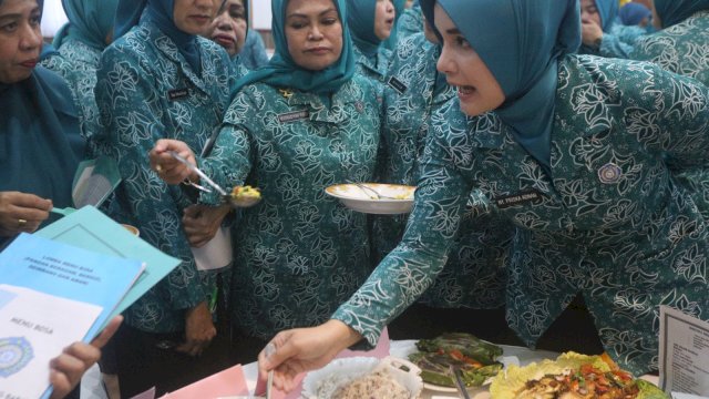Ketua TP PKK Kabupaten Gowa Priska Paramita Adnan didampingi Wakil Ketua Tim Penggerak PKK Kabupaten Gowa, Mussadiyah Rauf saat menghadiri Lomba Cipta Menu Beragam Bergizi Seimbang dan Aman (B2SA), di Baruga Karaeng Galesong, Kantor Bupati Gowa, kemarin. (Dok. Humas Gowa)