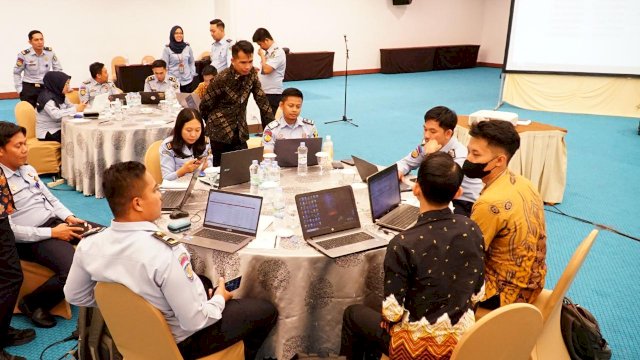 Tim Biro Perencanaan Sekretariat Jenderal Kementerian Hukum dan HAM melakukan Supervisi Pagu Indikatif 2024 kepada 42 satuan kerja di lingkup Kanwil Kemenkumham Sulsel, di Hotel Claro Makassar, kemarin. (Dok. Humas Kanwil Kemenkumham Sulsel)
