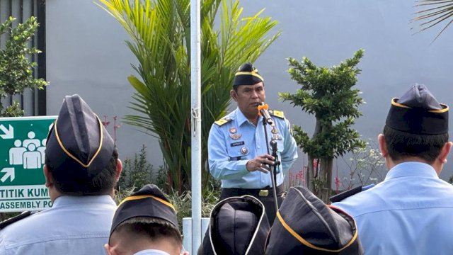 Kadivpas Kanwil Kemenkumham Sulsel Suprapto saat memimpin Apel Pagi, di Halaman Kanwil Kemenkumham Sulsel, Senin (12/06/2023). 