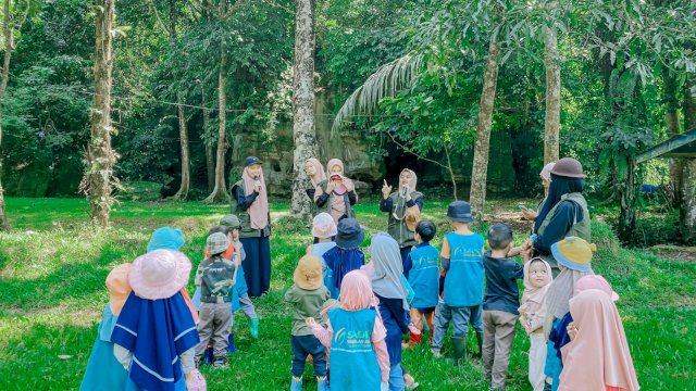 SADIQ Maros menawarkan konsep sekolah dengan alam terbuka atau dinilai telah mampu menerapkan Special Needs Green Therapy (SNGT). Konsep ini dinilai mampu menjadikannya sebagai pusat layanan pendidikan bagi anak berkebutuhan khusus. (Dok. SADIQ Maros)