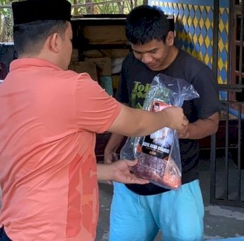 Kader NasDem Parepare Abdul Ahad Syahrir Berbagi Daging Kurban ke Warga Soreang