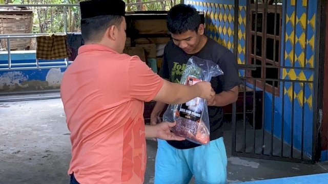 Ket : Abdul Ahad Syahrir (AAS) saat membagikan daging kurban di Kecamatan Soreang, Kota Parepare (Istimewa)
