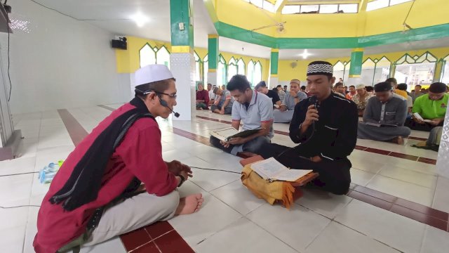 Salah satu WBP Lapas Bulukumba saat melakukan pengecekan bacaan Alquran dalam program Jumat Ibadah Lapas Bulukumba di Masjid Nurut Taubah, Lapas Bulukumba, kemarin. (Dok. Humas Kanwil Kemenkumham Sulsel)