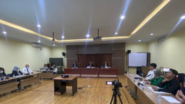 Suasana Sidang Majelis Pembacaan Putusan Perkara Nomor 02/KPPU-K/2020 tentang Dugaan Pelanggaran Pasal 35 ayat (1) Undang-Undang Nomor 20 Tahun 2008 terkait Pelaksanaan Kemitraan antara PT Aburahmi dan Koperasi Penukal Lestari, di Fakultas Hukum Universitas, Riau, kemarin. (Dok. Humas KPPU) 