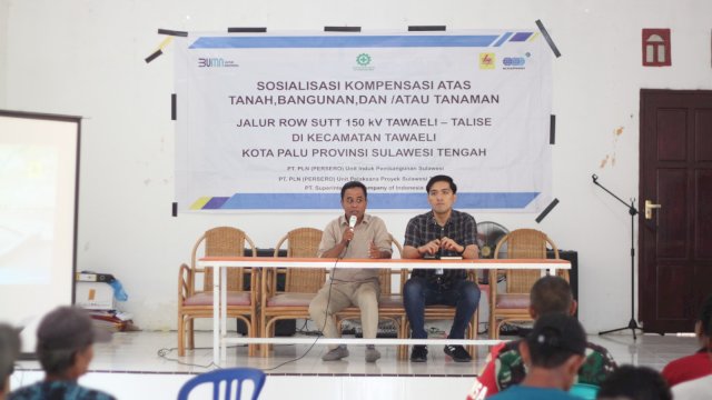 Penyampaian materi Sosialisasi Kompensasi oleh PLN dan Pemerintah Kecamatan Tawaeli terkait pembangunan SUTT 150kV Taweli – Talise yang dilakukan PT PLN (Persero) UIP Sulawesi melalui UPP Sulteng, di Kantor Kelurahan Lembara, Kamis, (13/07/2023). (Dok. Humas PLN UIP Sulawesi)