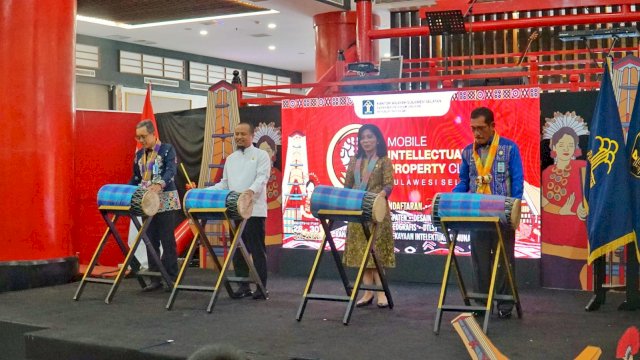 Kanwil Kemenkumham Sulawesi Selatan berkolaborasi dengan Direktorat Jenderal Kekayaan Intelektual menggelar Mobile Intelectual Property Clinic (MIC) Tahun 2023 di Mall Pipo Makassar, Jumat, (28/07/2023). (Dok. Humas Kanwil Kemenkumham Sulsel)