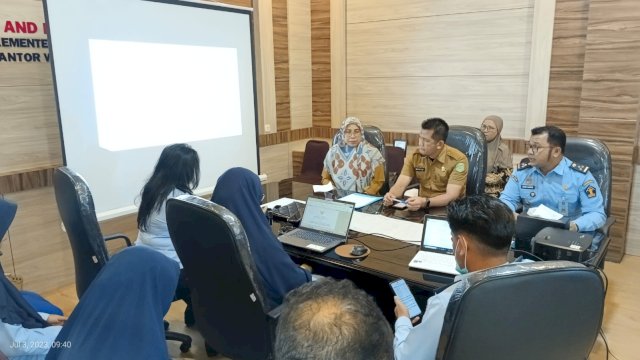 Suasana Rapat Harmonisasi Rancangan Peraturan Bupati (Ranperbup) Luwu Timur yang dilakukan Tim Perancang Perundangan Kanwil Kemenkumham Sulsel bersama Pemkab Lutim, di Ruang Law and Humas Rights Center, Kanwil Kemenkumham Sulsel, Senin, (03/07/2023). (Dok. Humas Kanwil Kemenkumham Sulsel)