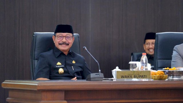 Wakil Bupati Gowa Abd. Rauf Malaganni saat menghadiri Rapat Pemandangan Umum Fraksi-Fraksi DPRD Kabupaten Gowa, di Ruang Rapat Paripurna DPRD Kabupaten Gowa, kemarin. (Dok. Humas Gowa)