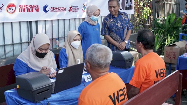 Sejumlah WBP di Rutan Makassar saat mengikuti skrining Active Finding Case (AFC) TBC yang digelar Kanwil Kemenkumham Sulsel, kemarin. (Dok. Humas Kanwil Kemenkumham Sulsel).