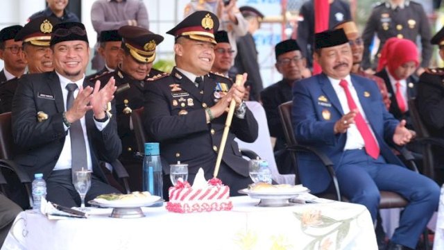 Bupati Gowa Adnan Purichta Ichsan, Kapolres Gowa AKBP Reonald T.S Simanjuntak, dan Wabup Gowa Abd. Rauf Malaganni saat menghadiri Upacara Peringatan HUT Bhayangkara, di Lapangan Upacara Kantor Bupati Gowa, Sabtu (01/07). (Dok. Humas Gowa)